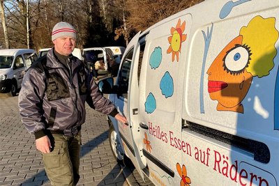 André Hoke liefert seit 20 Jahren für das Marienstift aus. Dafür braucht er angesichts der Straßenblockaden derzeit „etwas mehr Zeit, aber es funktioniert“, sagt er.