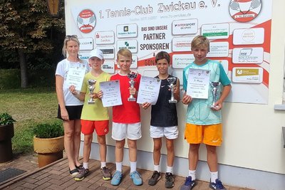 Kristin Schirbock, Vorsitzende des 1. TC Zwickau, freute sich bei der Bezirksmeisterschaft über die Erfolge der Zwickauer Tennistalente Jakob Friedrich, Jonathan Scholler und Bruno Thaut (von links), die im Einzel alle vor dem Chemnitzer Laurens Zehl (rechts) landeten.