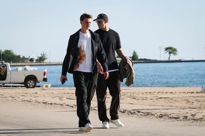 Jonas Urbig (l.) und Manuel Neuer (r.) gehen am Lake Michigan spazieren. 