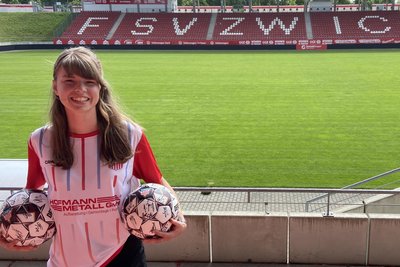 Von welchem Spieler wurden die meisten Trikots verkauft? FSV-Marketing-Mitarbeiterin Tjorven kennt die Antwort.
