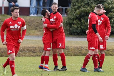 Rodewisch bejubelt die 2:0-Führung durch Robert Gläser (Zweiter von links). Ihn umarmt Marcel Dressel.