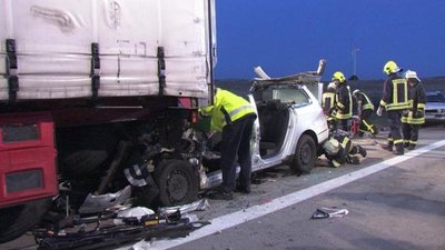 Ein 19-Jähriger starb am Sonntagmorgen auf der A72 nahe Zwickau bei einem schweren Auffahrunfall.