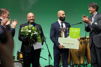 Sachsens Ministerpräsident Michael Kretschmer (l.) und Robert Czajkowski (r.), Vorstandsprecher des Vereins „Wirtschaft für ein weltoffenes Sachsen“ gratulieren den Preisträgern.