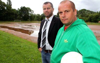 Nachwuchsleiter Jochen Neupert (rechts) und Vereinschef Dirk Sonnenfeld vor dem derzeit unbespielbaren Schlackeplatz in Frankenhausen.