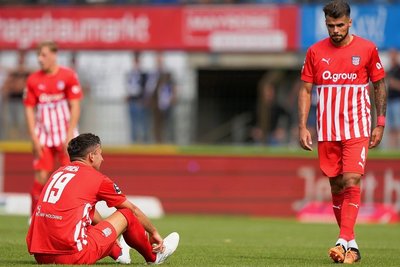 Bei Davy Frick (Nummer 19), Robin Ziegele(r.) und allen anderen Zwickauern war die Enttäuschung riesengroß.