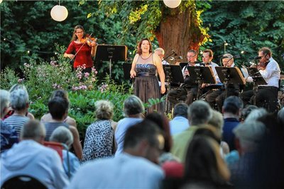 Das Chursächsische Salonorchester mit Simone Ditt begleitete die Gäste mit Broadway Klängen in die Sommernacht.