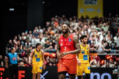Jeff Garrett ist mit vier Fouls quasi raus aus dem Spiel.