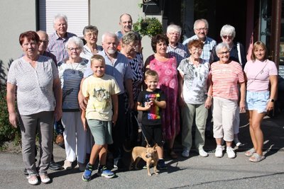 Die Cousinen und Cousins und ihre Familien vor der "Hasenheide".
