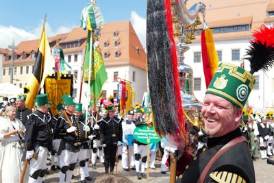 Volle Altstadt beim Bergstadtfest: Auch in 2026 sucht Freiberg wieder Helfer.