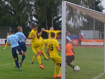 Die Entscheidung: Nach einer Ecke köpft Charlie Baude (Mitte) zum 3:1 für Motor Marienberg gegen Fortuna Chemnitz ein. 
