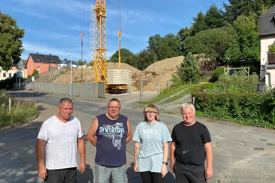 Einige der genervten Anwohner vor der Baustelle in Oberreichenbach: Tom Brenner, Ralf Mittenzwei, Sarah Pippig und Ullrich Phenn (von links) haben die Nase gestrichen voll.