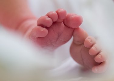 Sowohl im Klinikum Chemnitz als auch im DRK-Krankenhaus in Rabenstein hat jeweils ein Mädchen als erstes Kind im neuen Jahr das Licht der Welt erblickt.