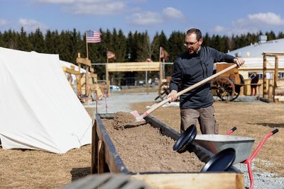 Frank Schaffer bei letzten Vorbereitungen im Siedlercamp, das am Wochenende auf dem Gelände der künftigen Westernstadt "Old Miners Creek" bei Geyer öffnet. Es soll einen Vorgeschmack auf die späteren Angebote dort geben. Im Bild ist die Goldwäsche im Camp zu sehen, die Kinder ausprobieren können.