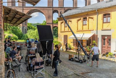 Hauptdarstellerin Göltzschtalbrücke: Die Crew nutzt die Ziegelsteinbrücke und das Gelände an Ketzels Mühle als einmalige Kulisse.