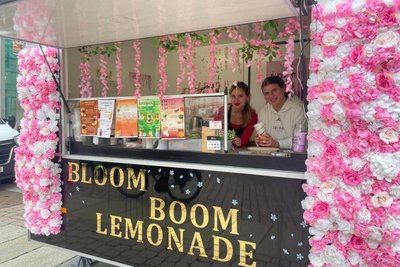 Yuliia Fediuk (rechts) bietet in ihrem Stand auf dem Wochenmarkt selbstgemachte Limonade an.