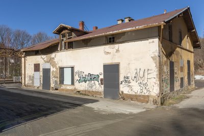 Das alte Bahnmeisterhäuschen im hinteren Bereich ist noch ein Schandfleck. Doch auch das soll sich ändern.