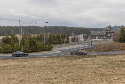 Von diesem vor einigen Jahren neu gebauten Kreisverkehr an der Auffahrt zum Keilberg aus wollen die Tschechen bis zur Grenze einiges verändern.