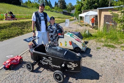 Enrico (l.) und Alessio Böhme schraubten ein Jahr an ihrer Seifenkiste.