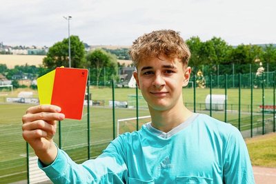 Julian Winkler ist bei seinen Einsätzen als Schiedsrichter die Kommunikation mit den Fußballer wichtig. Ab und an aber muss er doch auch mal eine gelbe oder rote Karte zücken.