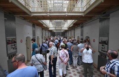 Als einstmals zentrale Drehscheibe für den Freikauf von Häftlingen aus der DDR durch die Bundesrepublik steht das einstige Gefängnis auf dem Kaßberg (im Bild Besucher bei einem Tag der offenen Tür vor dem Umbau zur Gedenkstätte) für ein besonderes Kapitel deutscher Geschichte. 