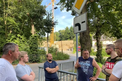 Das lassen wir uns nicht länger gefallen. Die Nachbarn Tom Brenner, Tommy Leidereiter, Aimo Schwabe, Ralf Mittenzwei, Nico Merkel und Matthias Wünsche (von links) im Gespräch.