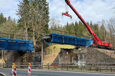 Der aus Leipzig gekommene Eisenbahndrehkran hat einen Teil der Brücke ausgehoben.