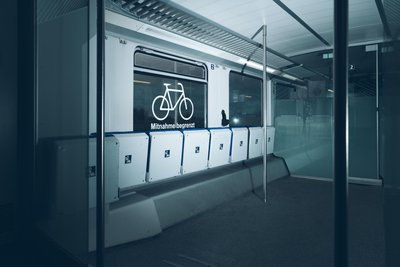 Einer der Vorräume in den Doppelstockwagen – hier ist Platz für Fahrräder und Kinderwagen.