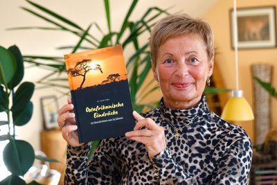 Steffi Löffler mit ihrem ersten Buch namens „Ostafrikanische Eindrücke“, das sie im Eigenverlag veröffentlicht hat.