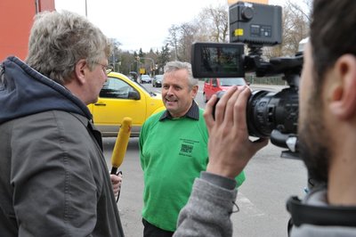 Reporter Hinrich Lührssen und Kameramann Benjamin Henn von "Stern TV" interviewten Werner Helfen am Sonntag an der Unfallkreuzung in Freiberg. Diesmal krachte es nicht.
