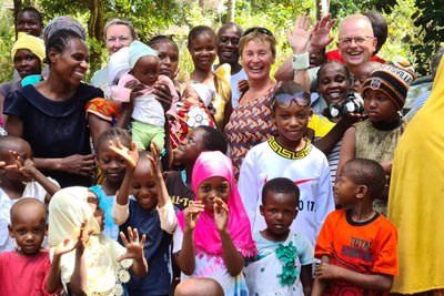 Das Ehepar Löffler bei einer Lebensmittelverteilung an Patenfamilien in Ukunda in Kenia.