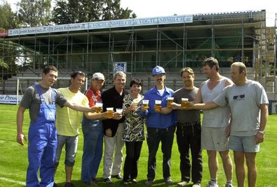 
              <p class="artikelinhalt">Gemeinsam mit VfB-Manager Volkhardt Kramer, Dorothea Barnowski vom VfB-Club und Polier Thomas Spitzner (Bildmitte) stießen Bauleute am Donnerstag beim Richtfest des neues Sozialgebäudes an. </p>
            