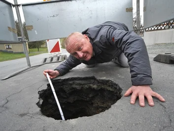 So fing alles an: Am 4. April klaffte frühmorgens ein 60 mal 50 Zentimeter großes Loch, das Bürgermeister Christoph Stölzel vermisst.