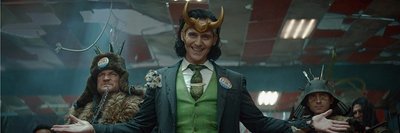 Hintersinnig-finsterer Gott des Schabernacks: Tom Hiddleston (Mitte). 