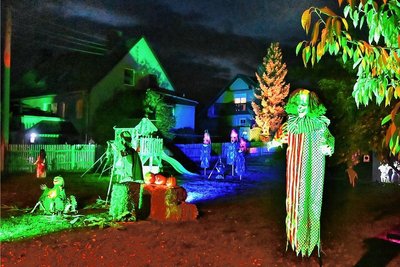 Der Garten und auch das Haus von René Hoch in der Dorfstraße 78 in Altmittweida sind für Halloween-Fans ein wahrer Pilgerort geworden. Mit Einbruch der Dunkelheit werden schaurige Gestalten erleuchtet. 
