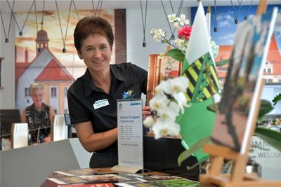 Die Tourist-Information am Schloßplatz in Freiberg. Die Mitarbeiterin Kerstin Grießbach hat gute Tipps für Outdooraktivitäten in Freiberg.
