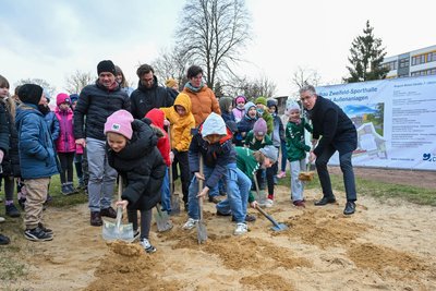 Freude beim ersten Spatenstich: Kinder der Baumgarten-Grundschule mit Bürgermeister Ralph Burghart (rechts).