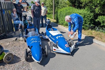 Wie im Motorsport schützte Peter Ruttloff die Reifen vor der Sonne.