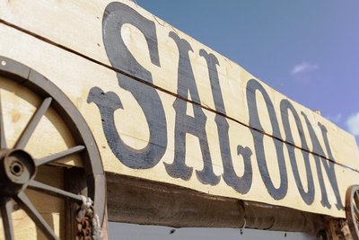 Neben Angeboten für Kinder gibt es im Siedlercamp auch einen Saloon mit Bar.