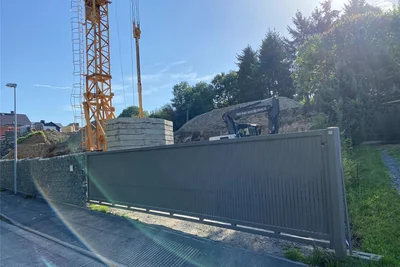 Nach einem Besuch der Berufsgenossenschaft Bau ruht der Bau vorerst - wegen „gravierenden Verstößen“ gegen die für derartige Baustellen geltenden Sicherheitsvorschriften.