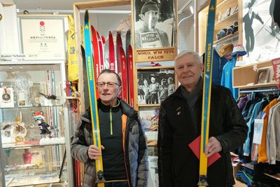 Gert-Dietmar Klause und Gerd Heßler (links), die Langlauflegenden aus dem Vogtland, im Skimuseum Historische Skitruhe in Schönheide.