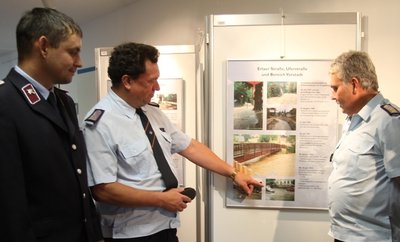 Lars Wagner, Stadtwehrleiter Mario Tödtling und Oberbrandmeister Michael Schmidt (von links) von der Schwarzenberger Feuerwehr haben die Stunden der Flut im Jahr 2002 im Dauereinsatz miterlebt.