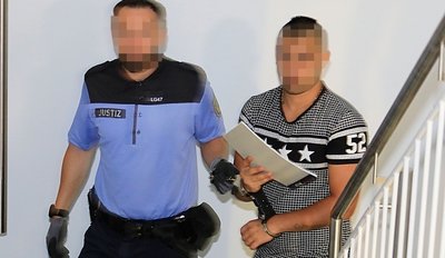 Der Angeklagte schweigt zu den Vorwürfen. Er sagte aber aus, Zuhälter zu sein. Damit verdiene er bis zu 15.000 Euro im Monat.