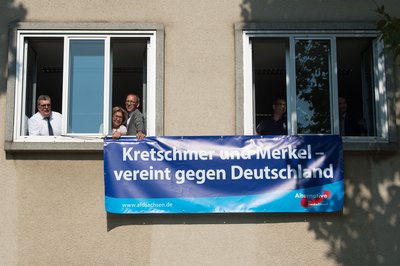 Die AfD-Landtagsabgeordneten Carsten Hütter (v.l.n.r.), Karin Wilke, Jürg Urban, Andre Barth und Sebastian Wippel halten ein Plakat mit der Aufschrift "Kretschmer und Merkel vereint gegen Deutschland".