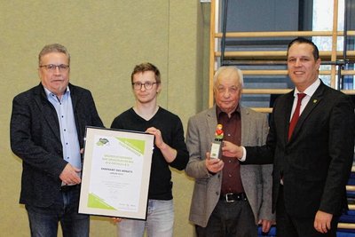 Für die ausgezeichnete Nachwuchsarbeit seiner Trainerinnen und Trainer wurde der ATV Frohnau mit dem "Ehrenamt des Monats" vom Landkreis geehrt. Im Bild (v. l.): der Annaberg-Buchholzer OB Rolf Schmidt, der stellvertretende Vereinsvorsitzende Rick Hermann, Ehrenvorsitzender Siegmund Schuster und Landrat Rico Anton. 