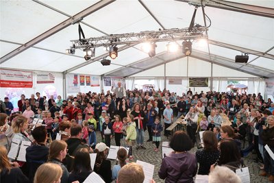 777 Menschen sangen und musizierten in Thum den Steigermarsch.