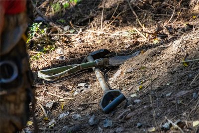 Spezialisten des Bergbau- und Höhenrettungszugs holten aus dem illegal geschaffenen Einstieg auch Werkzeug.