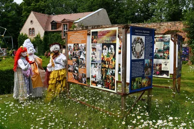 Darstellerinnen bei der Eröffnung der Ausstellung.