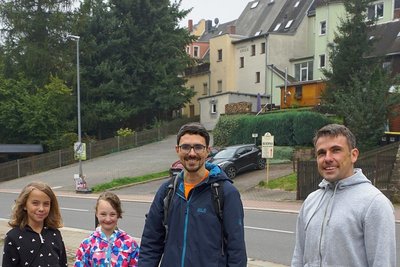 Die Familien Vieweger und Hoffmann haben in knapp zwei Stunden ihre beiden Säcke mit herumliegendem Unrat gefüllt.