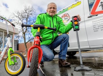 Thomas Simmert ist neuer Chef der Kreisverkehrswacht Vogtland. Mit der mobilen Kindergartenverkehrsschule kommen er, die Mitarbeiter der Verkehrswacht und Partner von der Polizei zu den Jüngsten. Roller, Laufrad, Miniampel und Co sind bei ihnen absolut begehrt. 