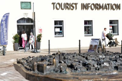 Die Tourist-Information am Schlossplatz ist für jeden zugänglich. Hier können alle Fragen rund im Aktivitäten und Unterkunft gestellt werden.